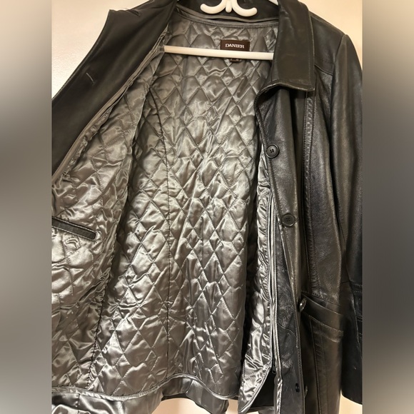 Danier women’s leather jacket with lining size small - Picture 4 of 9